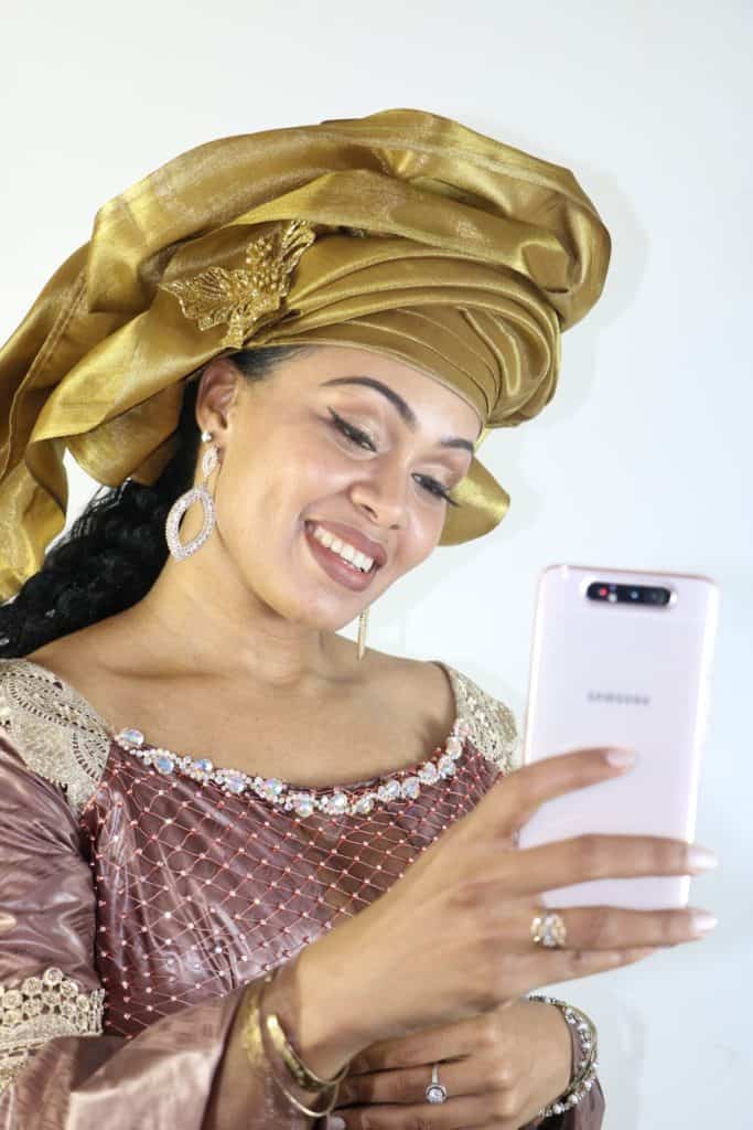 Changer de sujet dans une vidéo mode selfie ou mode général en un instant grace à la caméra rotative sur Samsung Galaxy A80